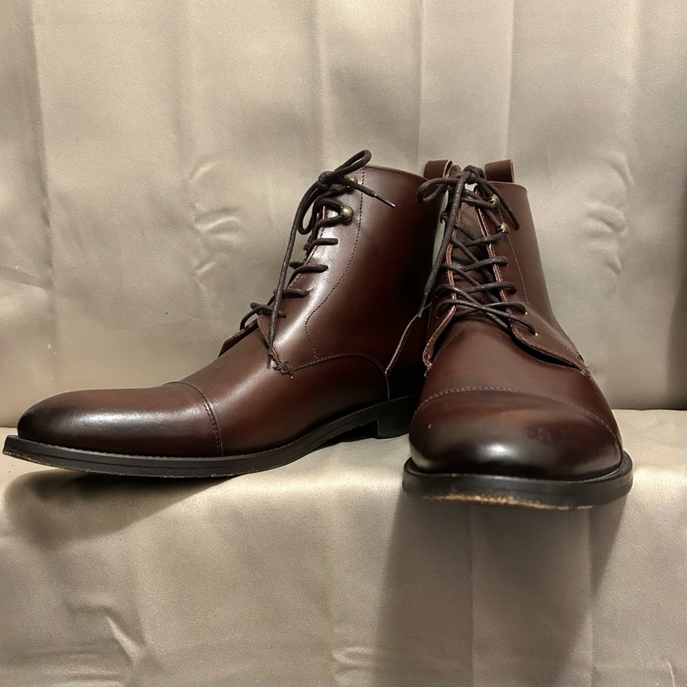 Men’s VINCE CAMUTO  Brown Leather Wing Tip Style  Laced Front Ankle Boots Sz. 9